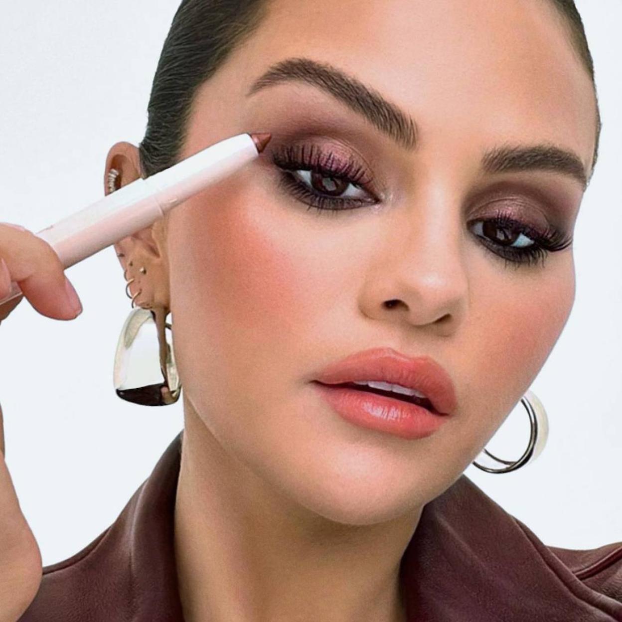 Selena Gómez usando una sombra de ojos en stick