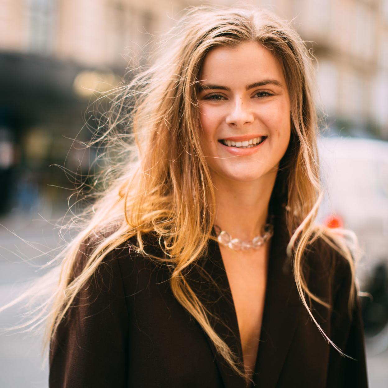 Una mujer con el cabello liso y fino.