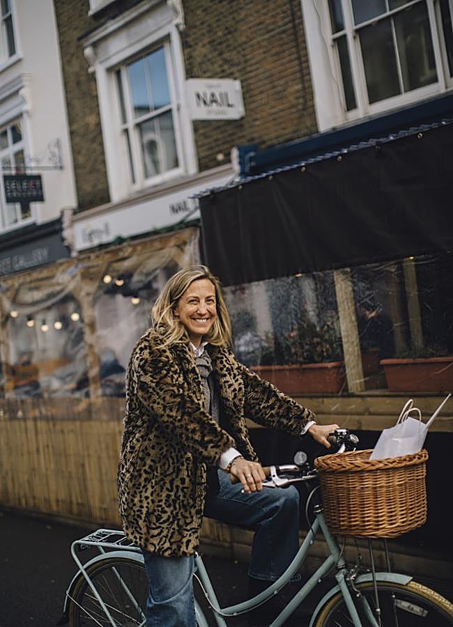 Imagen - Una mujer con abrigo de leopardo y vaqueros. Foto: Launchmetrics spotlight