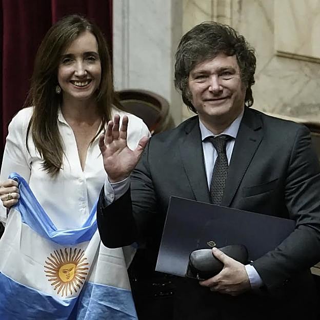 El presidente argentino, Javier MIlei, junto a la primera dama, su novia, la actriz y cómica Fátima Flórez.