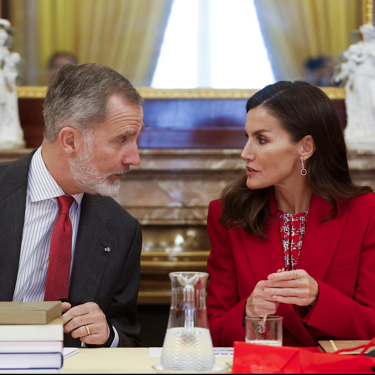El rey Felipe hablanado con la reina Letizia.