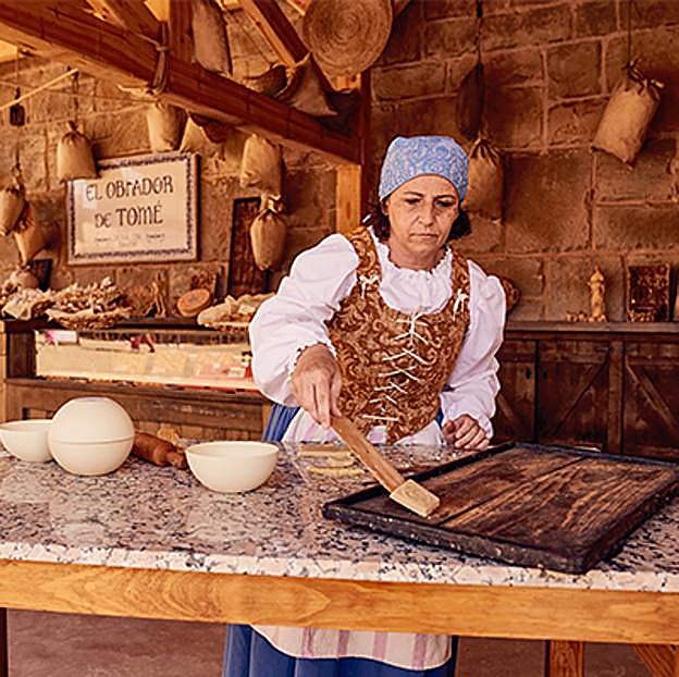 Una artesana del obrador Santo Tomé, de Toledo, elabora mazapán tradicional en su puesto de Puy du Fou: El obrador de Tomé.