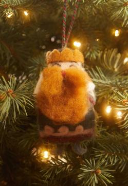 Imagen secundaria 2 - Las bolas doradas y la guirnalda de flores cuestan 25.99 euros cada una. El adorno de Rey Mago de fieltro, 4.99 euros.