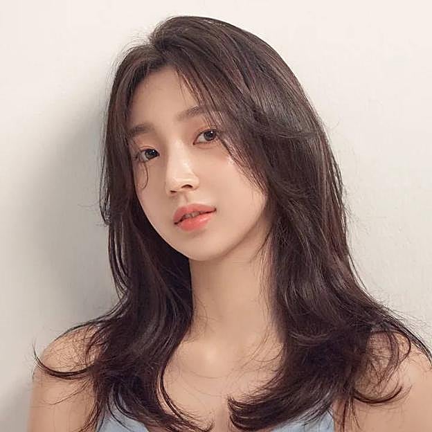 Mujer con pelo suave y brillante gracias a tratamiento de agua de arroz