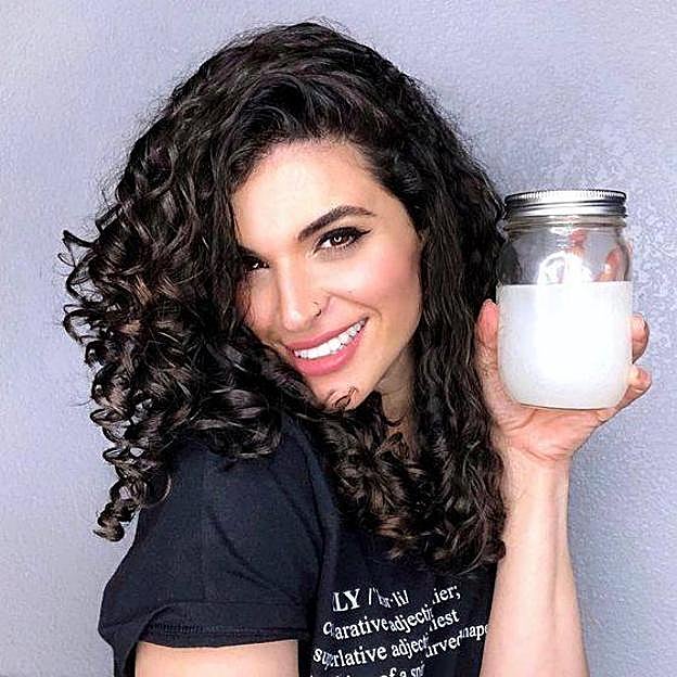 Influencer con agua de arroz para el pelo
