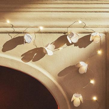 Imagen secundaria 1 - Las bolas doradas y la guirnalda de flores cuestan 25.99 euros cada una. El adorno de Rey Mago de fieltro, 4.99 euros.