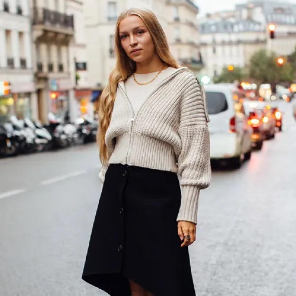 Una mujer con cárdigan de punto.