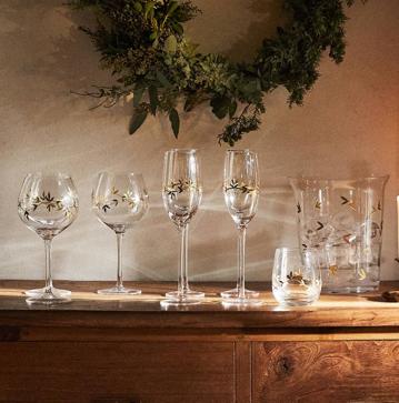 Imagen secundaria 1 - El mantel de Navidad está disponible a partir de 25.99 euros, el pack de dos servilletas a juego cuestan 7.99 euros; la cristalería cuesta a partir de 5.99 euros la pieza y las cucharillas con motivos navideños, 19.99 euros el pack de 4.