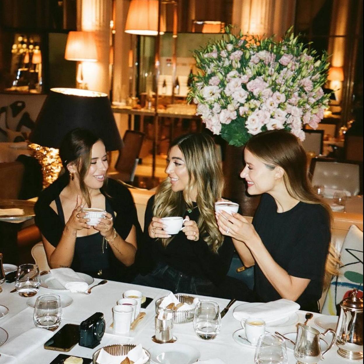 Amigas en cena de Navidad