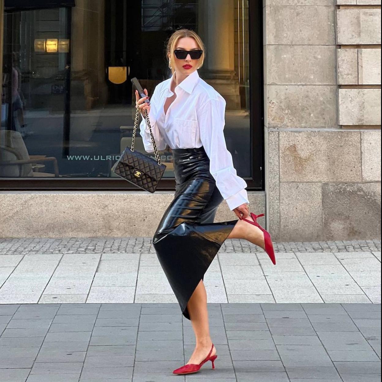 Influencer con zapatos rojos