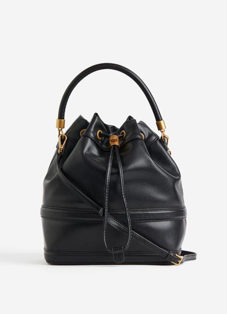 Imagen - Bolso estilo saca de color negro de H&M (29,99 euros)