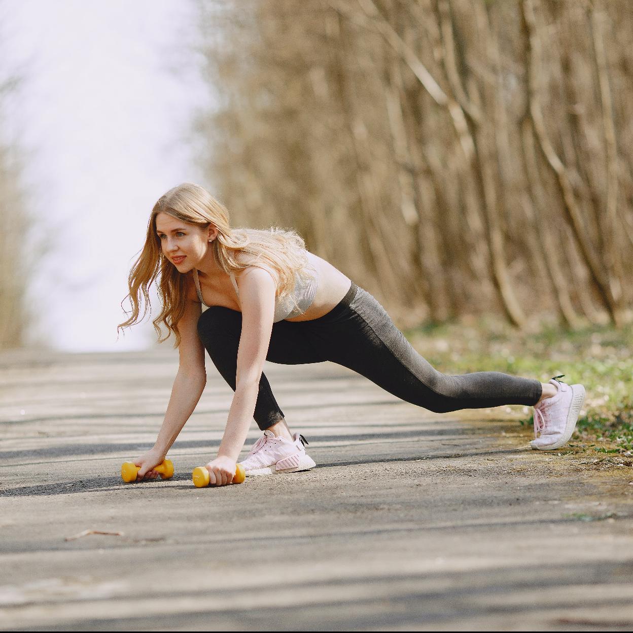 Chica haciendo ejercicio de pesas