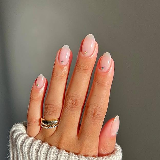 Uñas tendencia 2024 con cristales