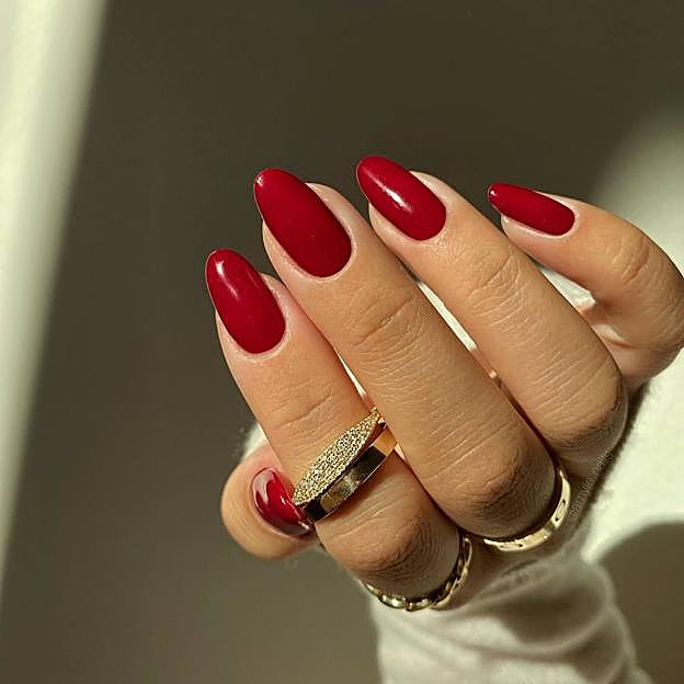 Uñas tendencia 2024 en color rojo