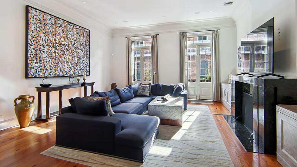 Uno de los salones de la casa de Brad Pitt y Angelina Jolie en Nueva Orleans. 