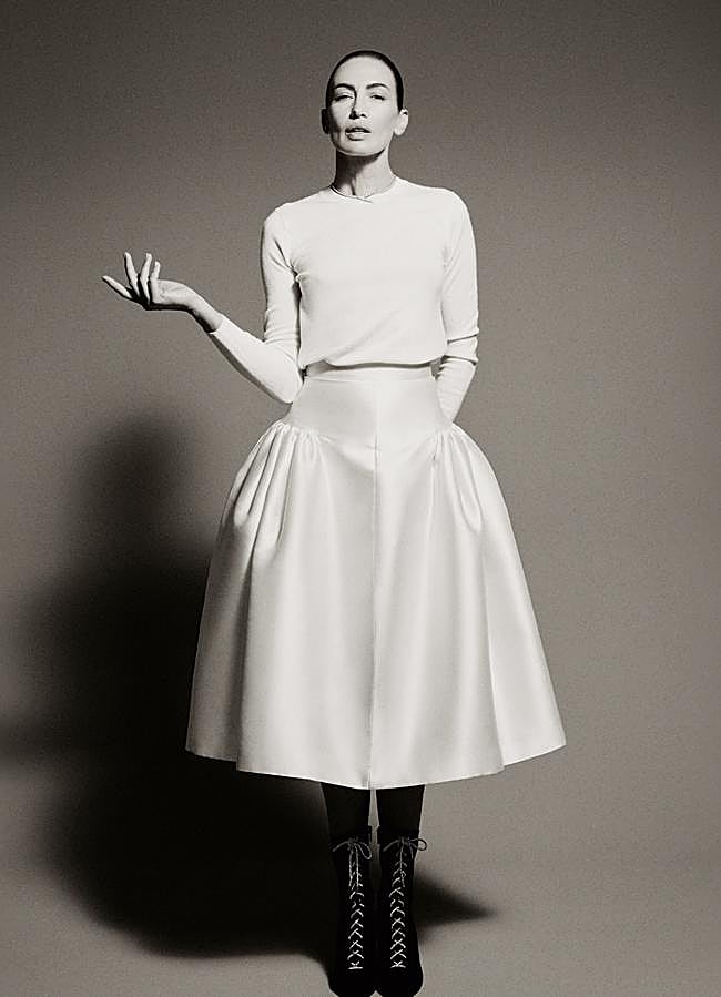 Imagen - Jersey de Uniqlo, falda de The 2nd Skin Co., botines de Christian Louboutin y gargantilla de Bulgari. Fotografía: Enanei / Estilismo: Almudena Carnicero