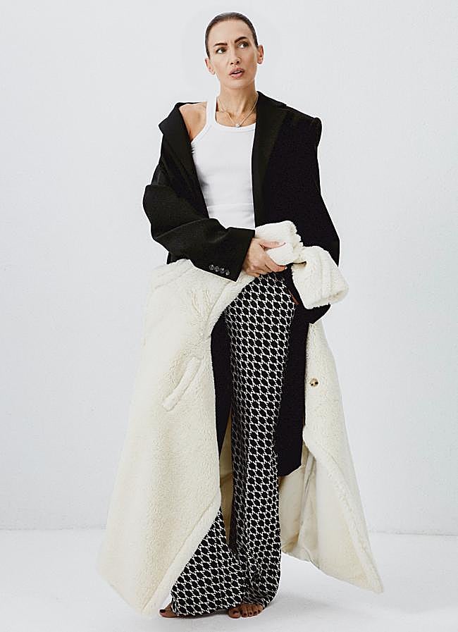 Imagen - Abrigo de borrego, de Max Mara; abrigo negro y top de Sportmax; pantalón de Lola Casademunt by Maite y collar de Bulgari. Fotografía: Enanei / Estilismo: Almudena Carnicero