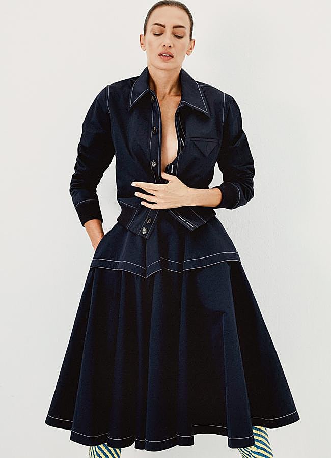 Imagen - Camisa, falda y botas de Bottega Veneta. Fotografía: Enanei / Estilismo: Almudena Carnicero