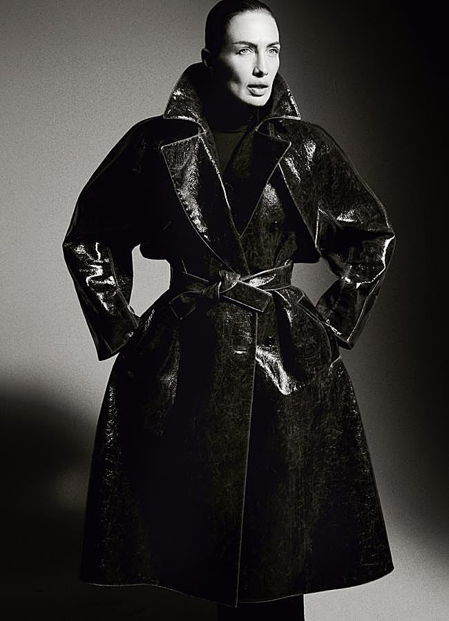 Imagen - Gabardina y vestidode Alaïa. Fotografía: Enanei / Estilismo: Almudena Carnicero