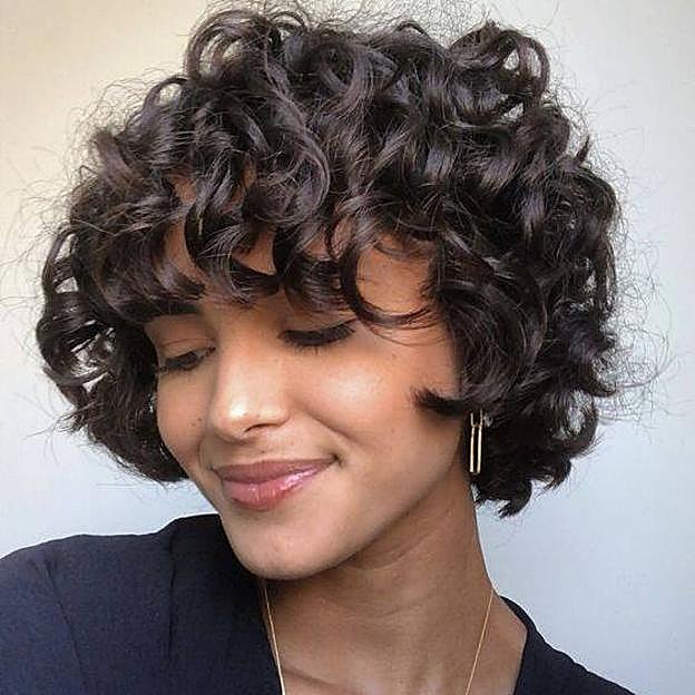 Influencer con corte de pelo rizado para 2024 tipo micro bob