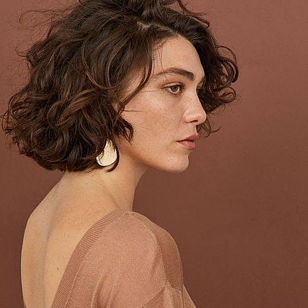 Modelo con corte de pelo rizado para mujer 2024 estilo italian bob