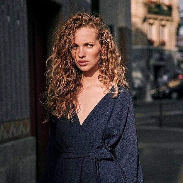 Modelo con pelo rizado largo al natural