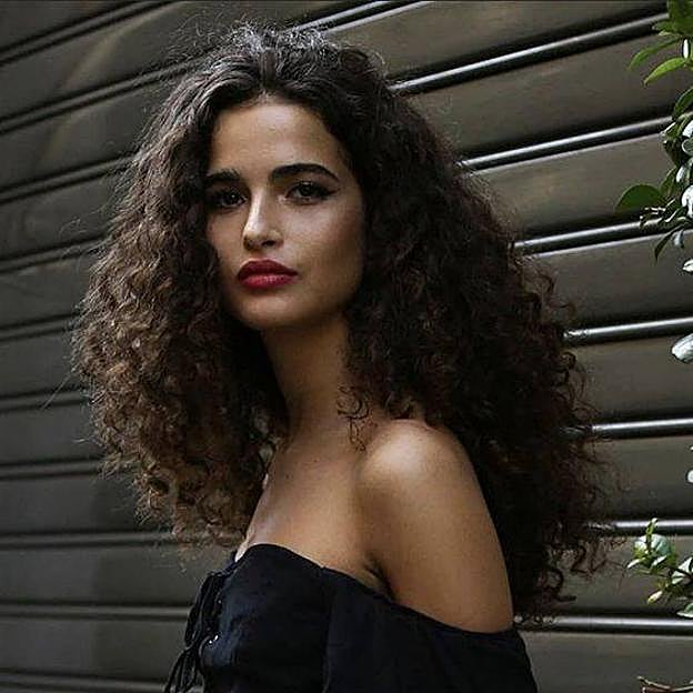 ;Modelo con corte de pelo setentero tendencia