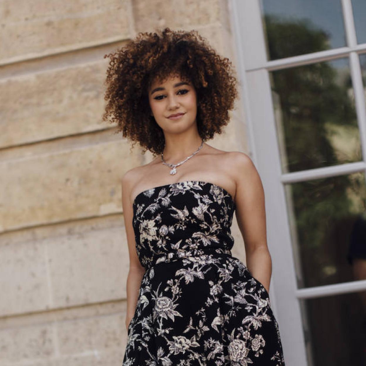 Modelo con corte de pelo rizado para 2024 en tendencia