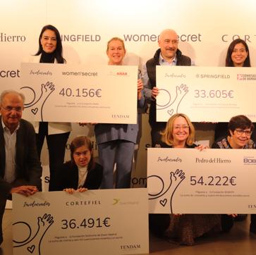 Imagen secundaria 1 - Ignacio Sierra, director general corporativo de Tendam. Representantes de las cuatro fundaciones beneficiadas en Involucrados 2023 con sus cheques. Cristina Riera, directora de RSC de Tendam.