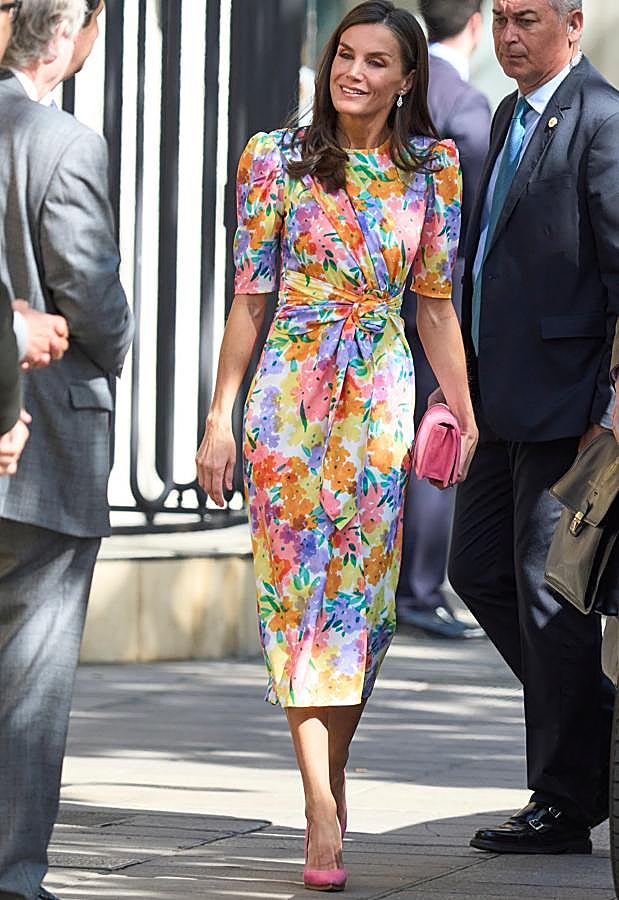 Imagen - La reina Letizia con un vestido de flores. / LIMITED PICTURES