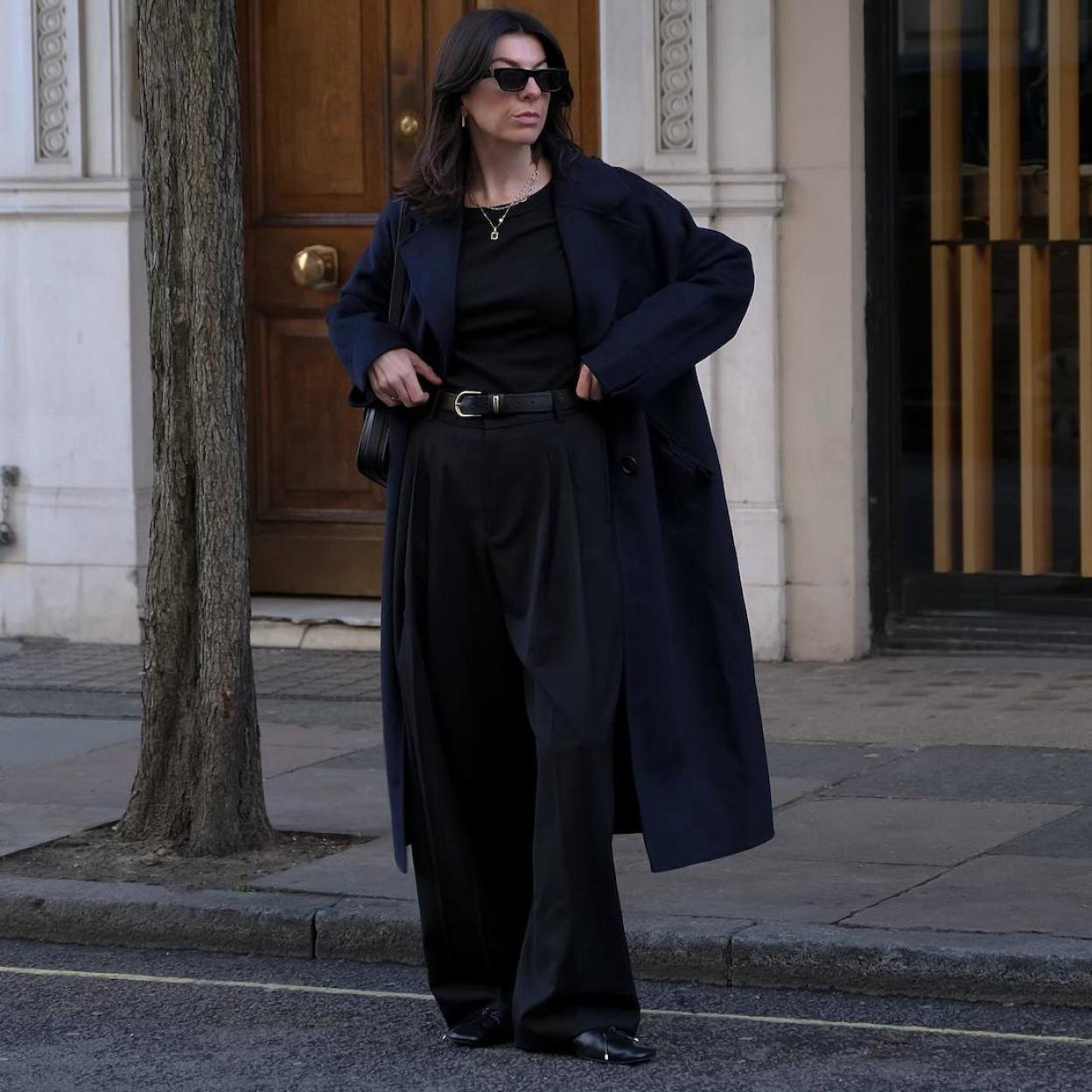 La influencer lleva un look elegante con pantalón de traje con lana