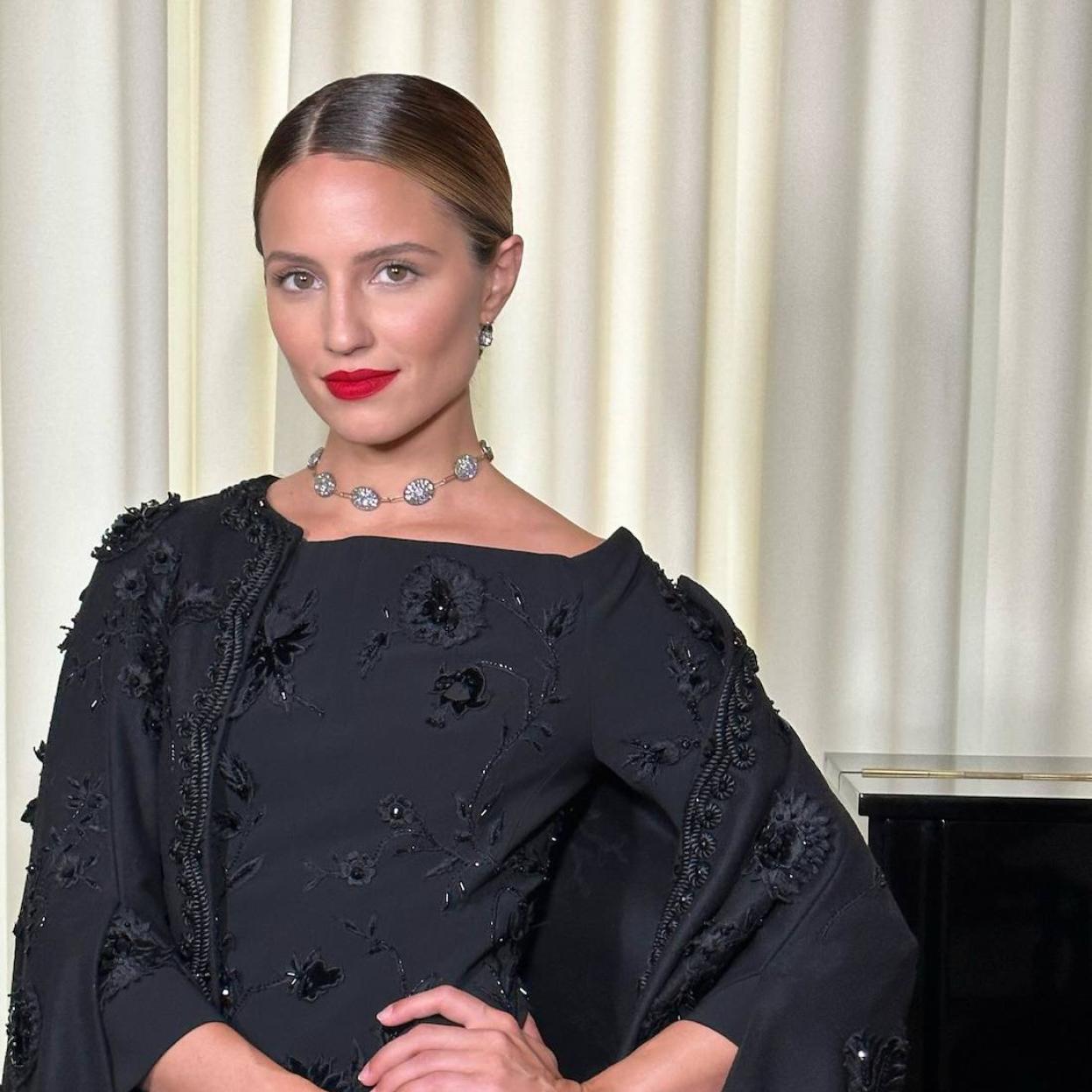 Dianna Agron con peinado de invitada para 2024