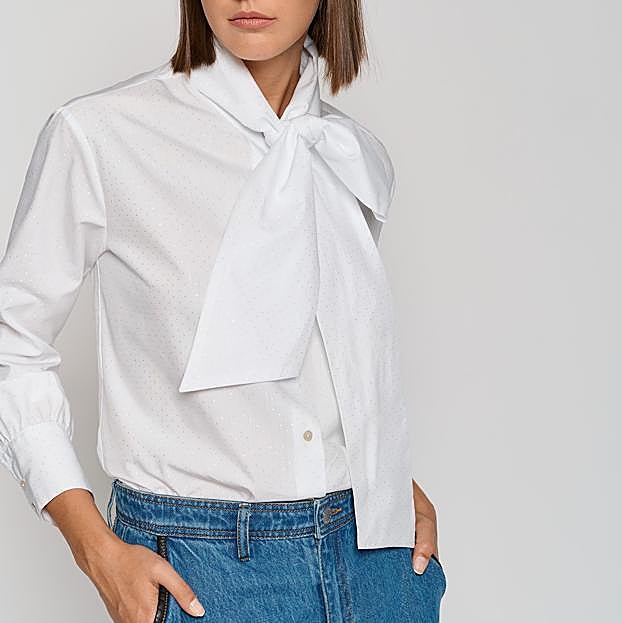 Imagen principal - Las blusas blancas con lazada.