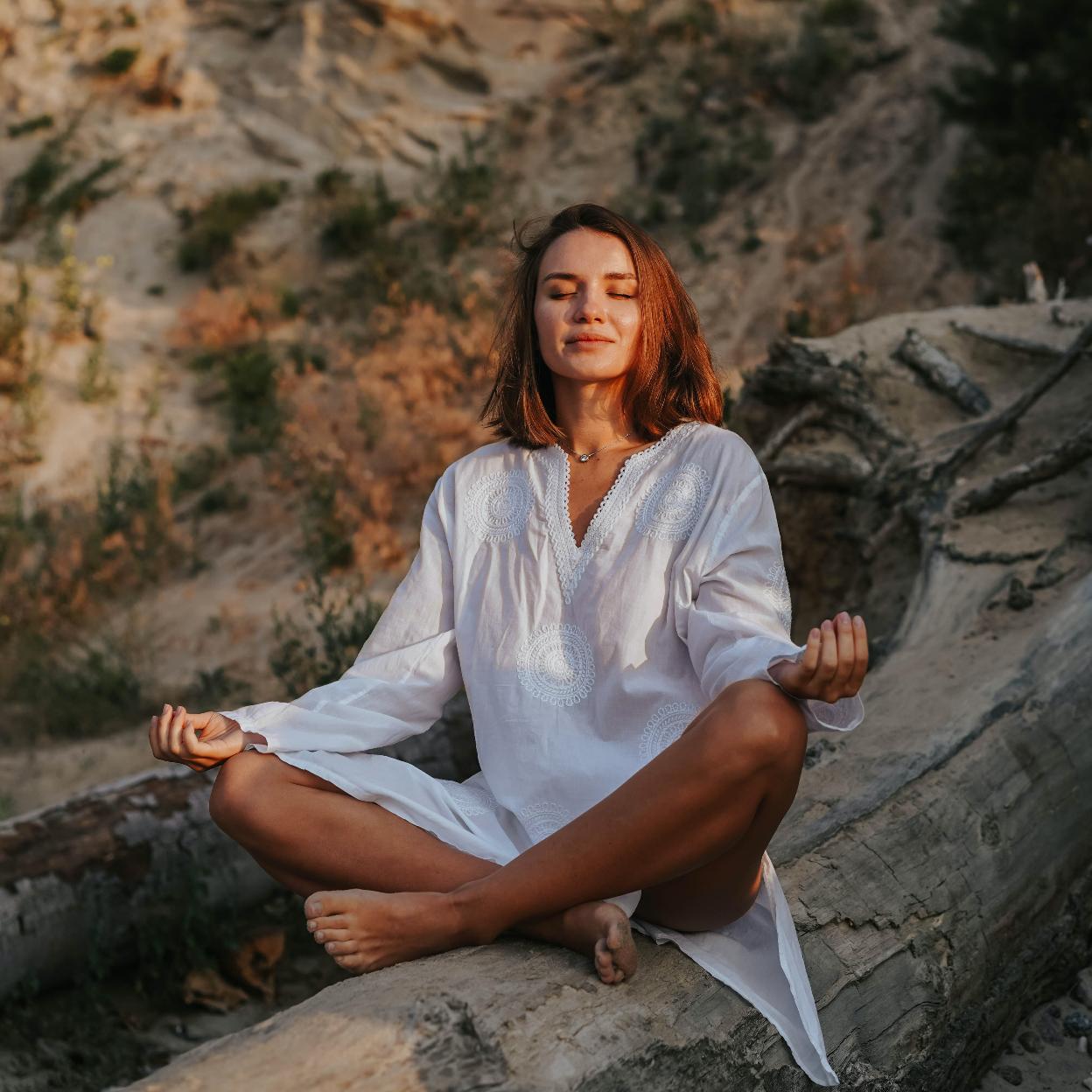 Mujer meditando. /