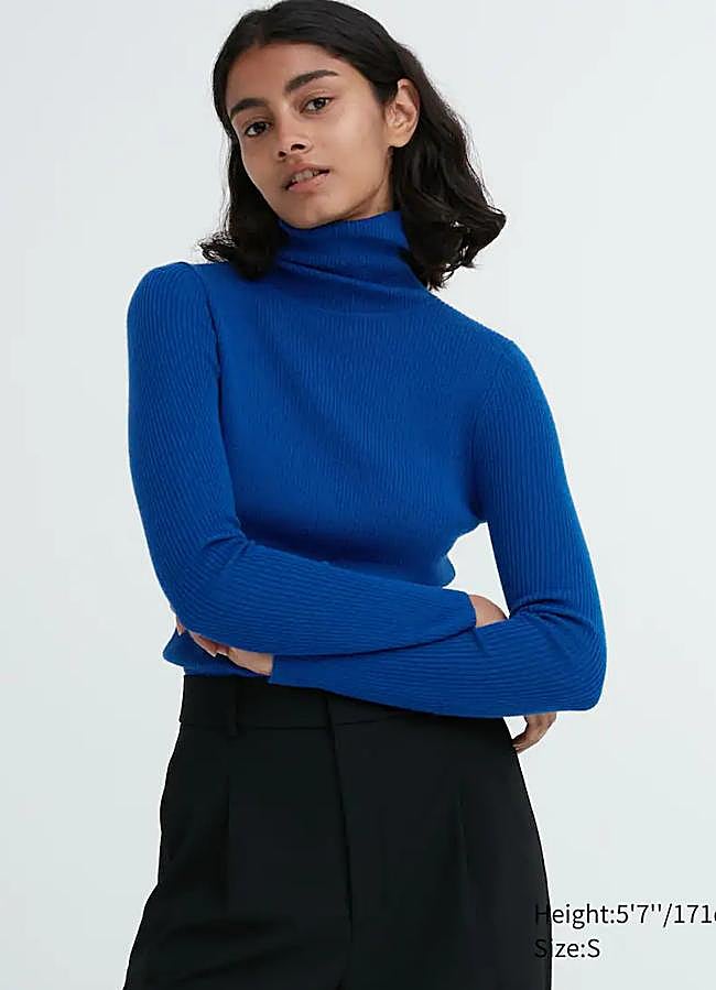 Imagen - Jersey de cuello alto en azul de Uniqlo. Foto: Uniqlo.