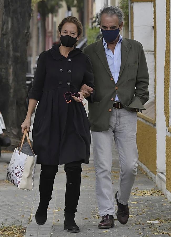 Imagen - Adriana Torres Silvia y Mario Conde, paseando por Sevilla en el final de la pandemia. (FOTO: GTRES)