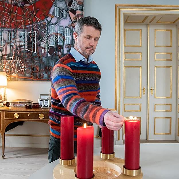 El príncipe Federico aparece adornando de Navidad el palacio de Marselisborg, donde se reunirá en las próximas vacaciones toda la familia. 