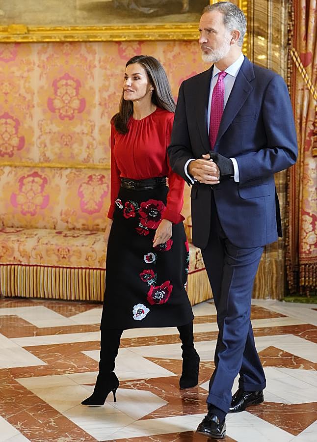 Imagen - La reina Letizia completó el look con botas negras. / LIMITED PICTURES