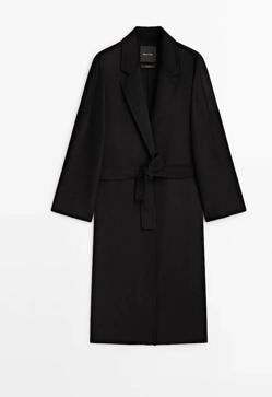 Imagen secundaria 2 - Camisa con mangas de plumas de Zara/ Pantalón de terciopelo de Massimo Dutti/ Abrigo batín negro de Massimo Dutti