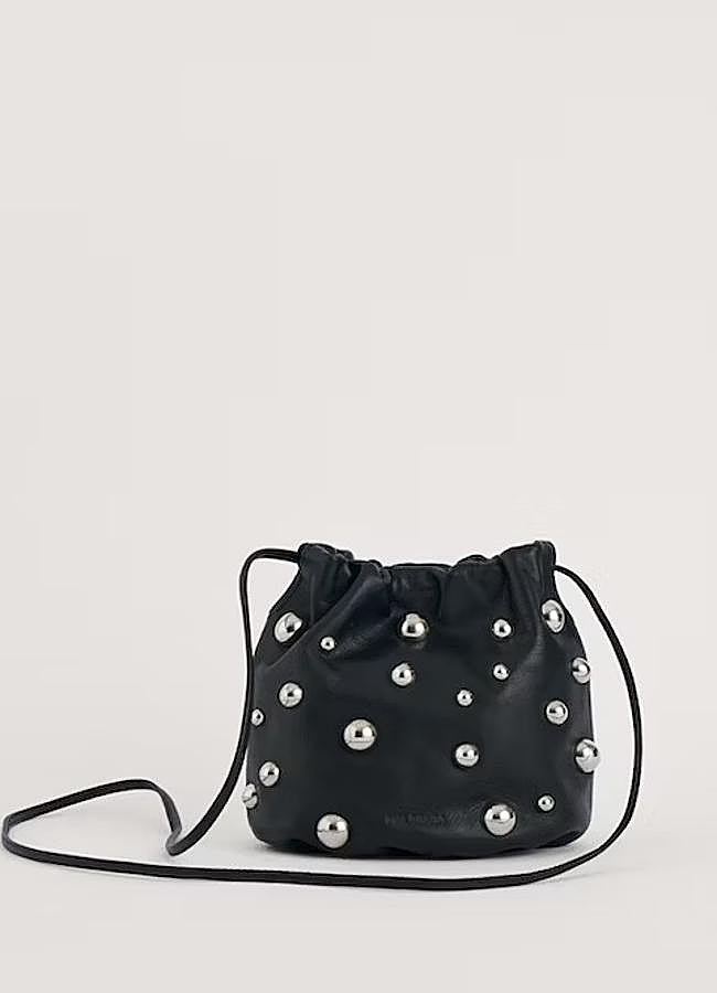 Imagen - Bolso mini con bolas plateadas de Malababa. Foto: Malababa.