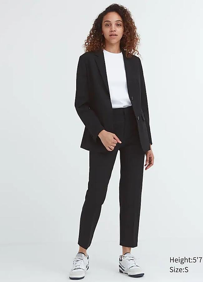 Imagen - Pantalón negro de Uniqlo, 39,90 euros.