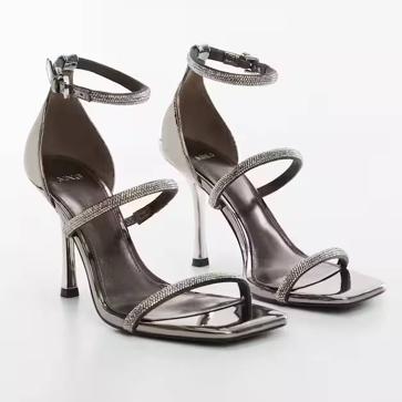 Imagen secundaria 1 - Abrigo efecto pelo de Zara/ Sandalias de tacón con tira strass de Mango/ Mono halter con lazo de Mango