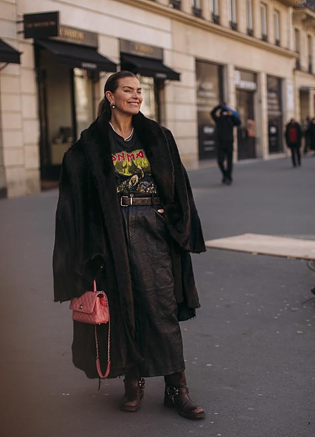 Imagen - Luce tu falda midi de piel de forma casual / LAUNCHMETRICS SPOTLIGHT