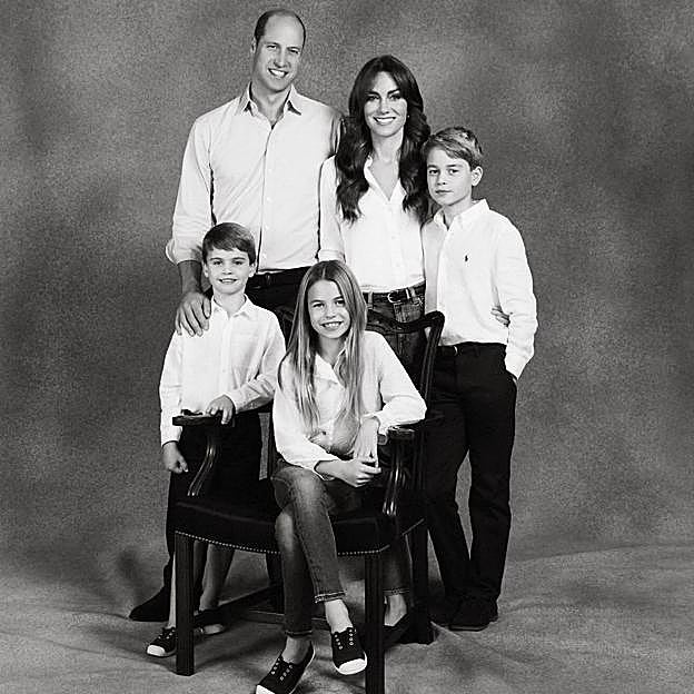 Kate y Guillermo, junto a sus hijos en la postal navideña de este año. 