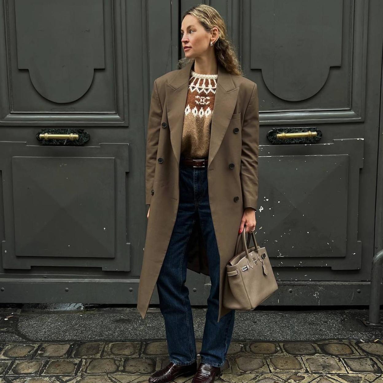 La influencer lleva un jersey con estampado invernal