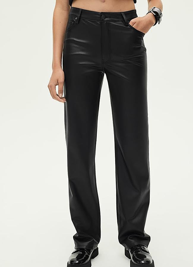 Imagen - Pantalones efecto piel de tiro medio de Zara. Foto: Zara.