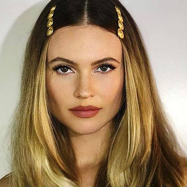 Peinado fácil con horquillas en los mechones delanteros