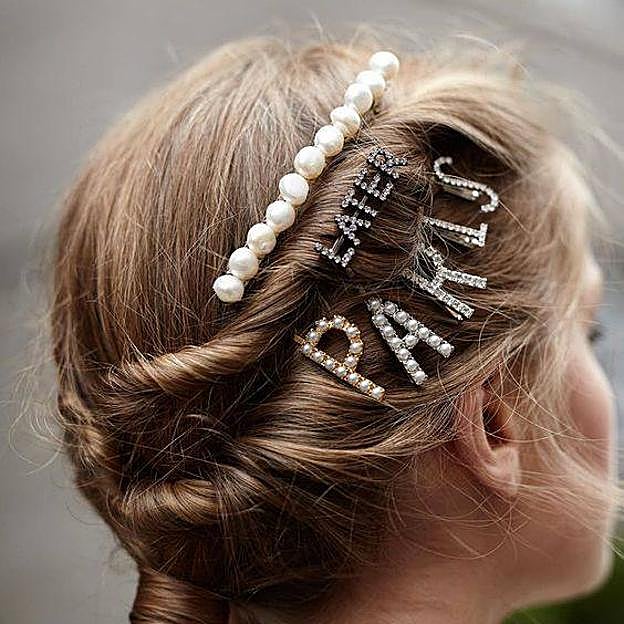 Peinado fácil con horquillas con letras