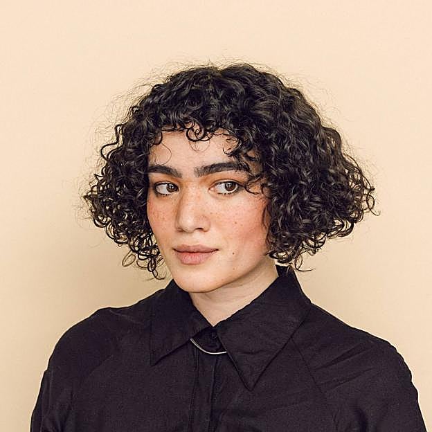 Corte de pelo rizado bob recto y estructurado