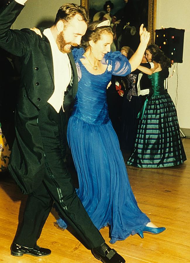 Imagen - Una de las escasas fotos que tenemos de la infanta Elena en una fiesta, bailando animadamente. (FOTO: GTRES)